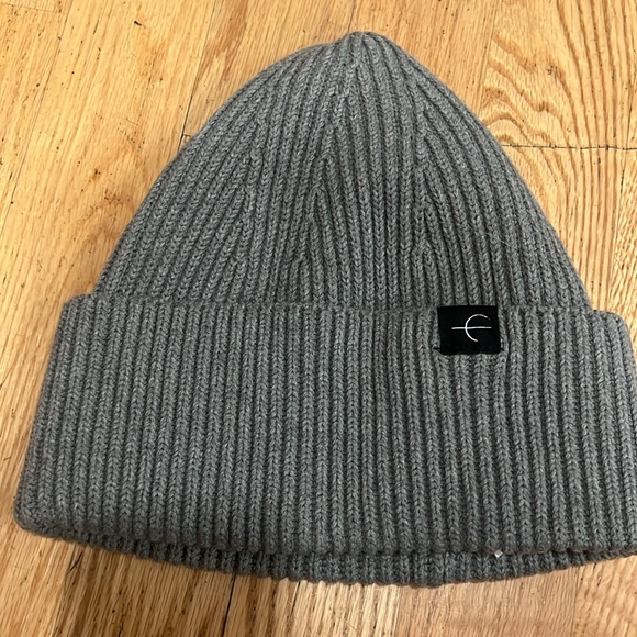 Two Paper Label beanies - Picture 3 of 7